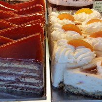 tejszínes barackos torta szelet - Márton Cukrászda